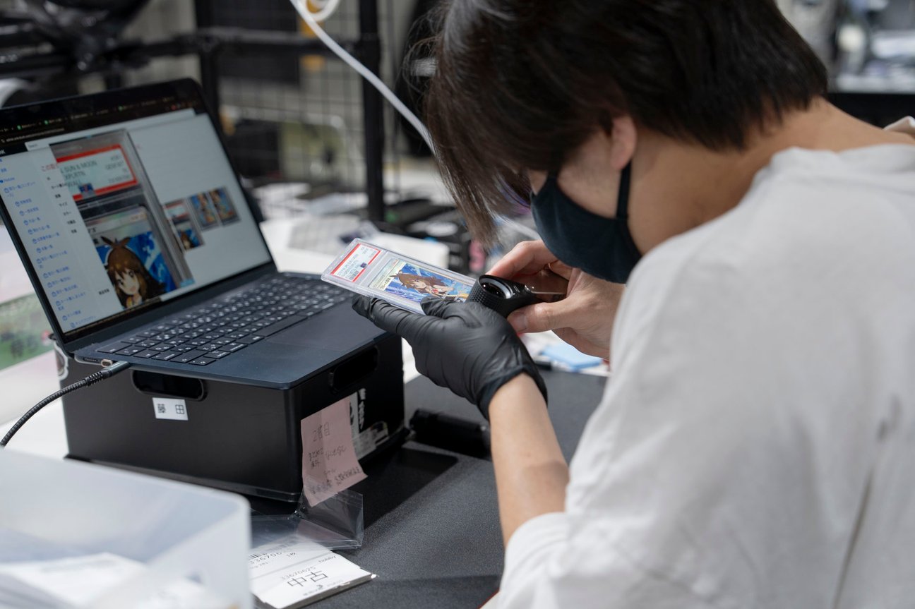 トレーディングカードの鑑定の様子
