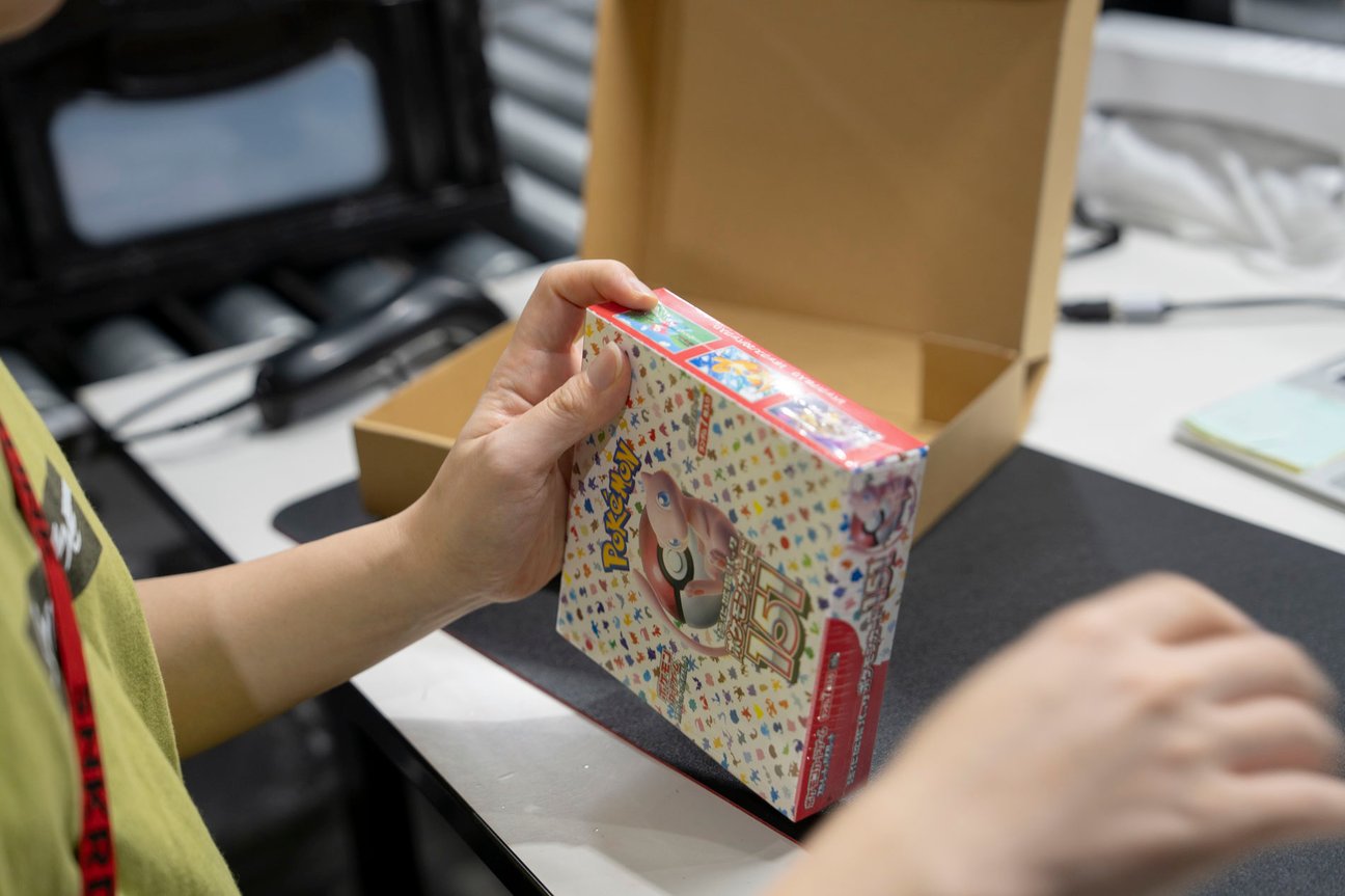トレーディングカードの鑑定の様子