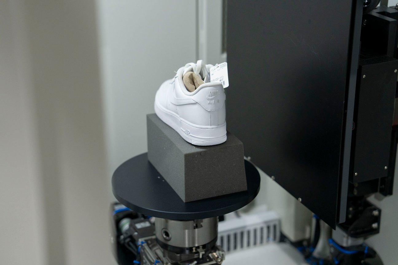 スニーカーの鑑定の様子
