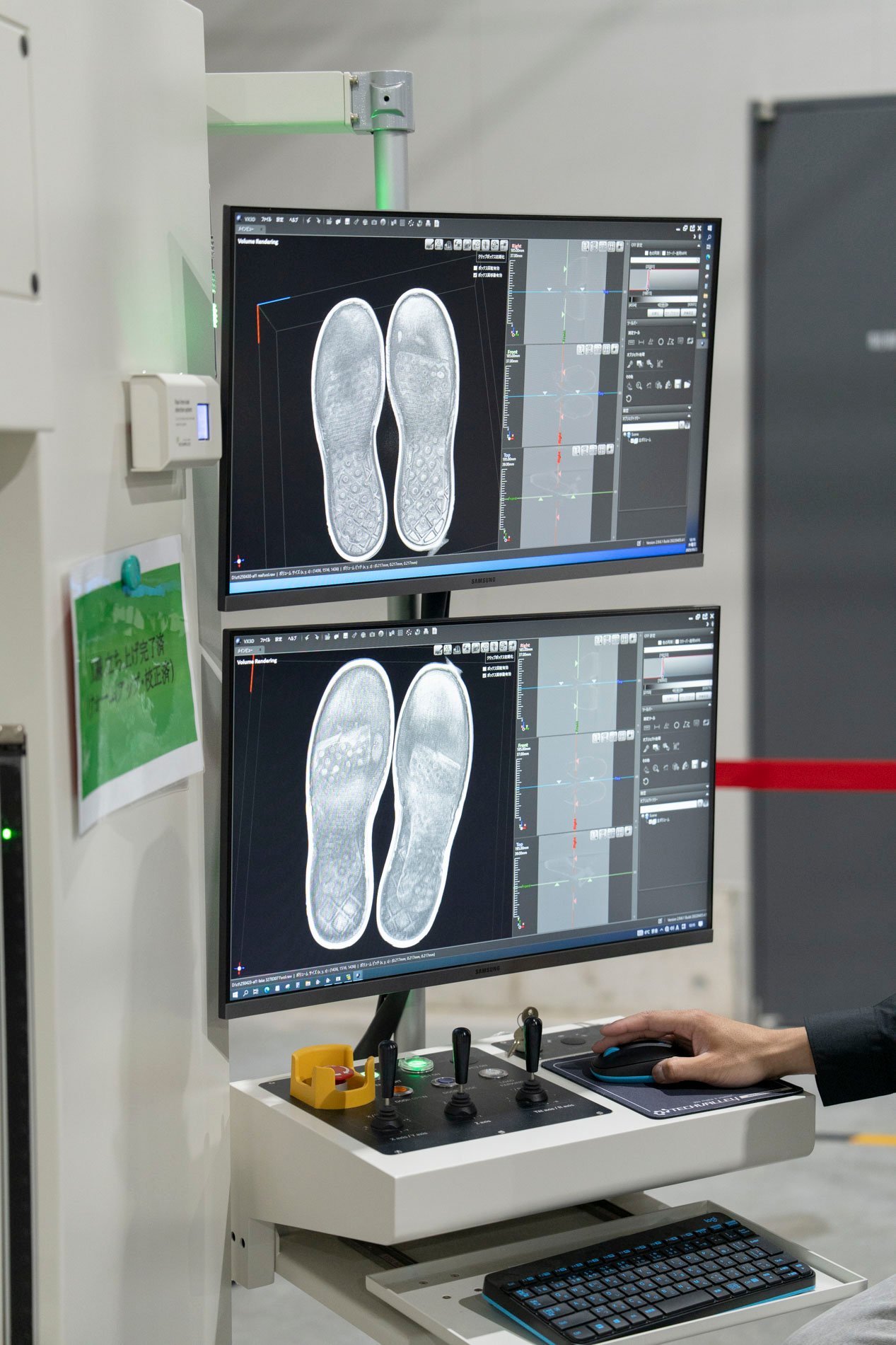 スニーカーの鑑定の様子