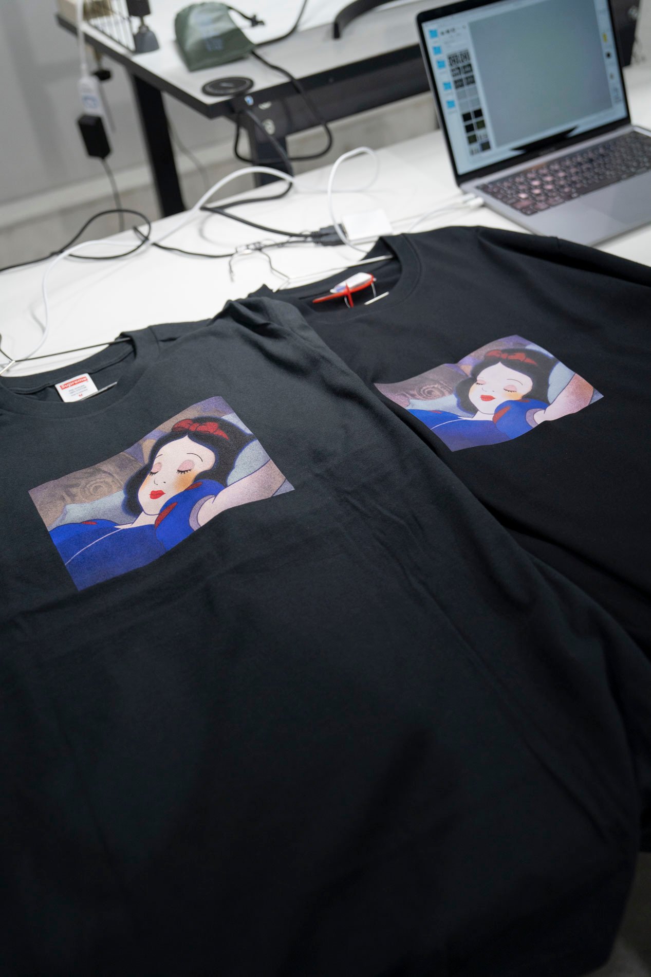 黒いTシャツ