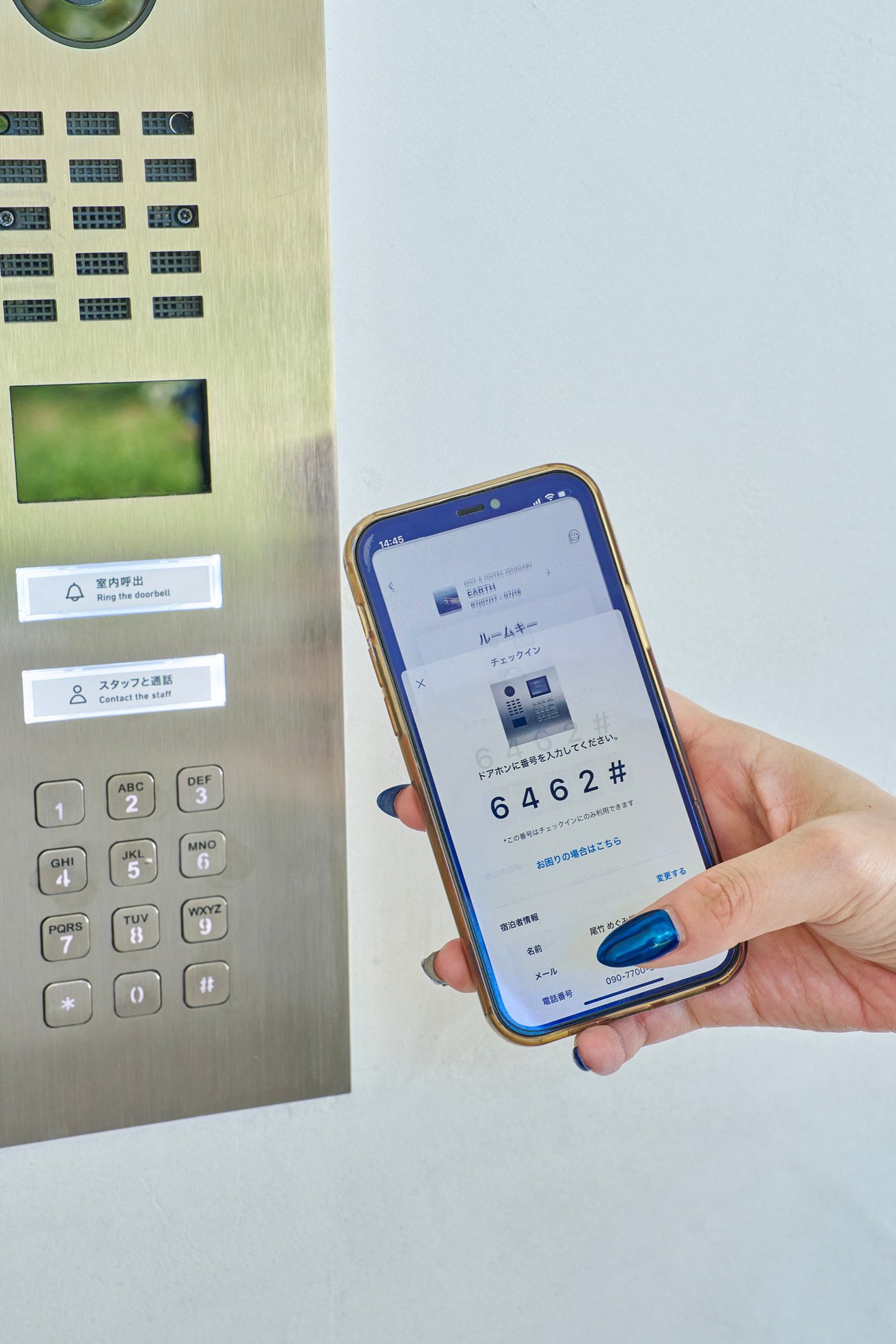 スマートフォンでチェックインする様子