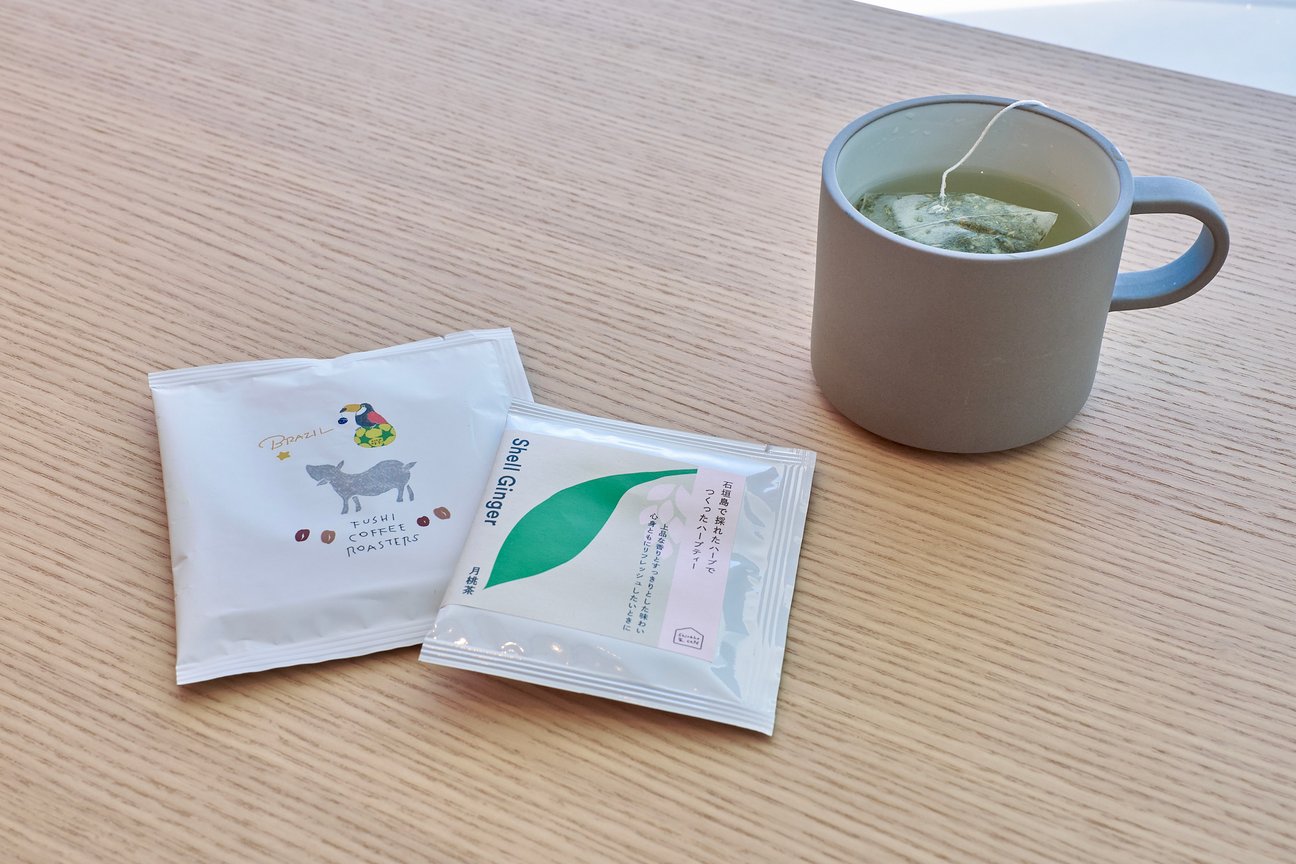 コーヒーのドリップバッグとカップ