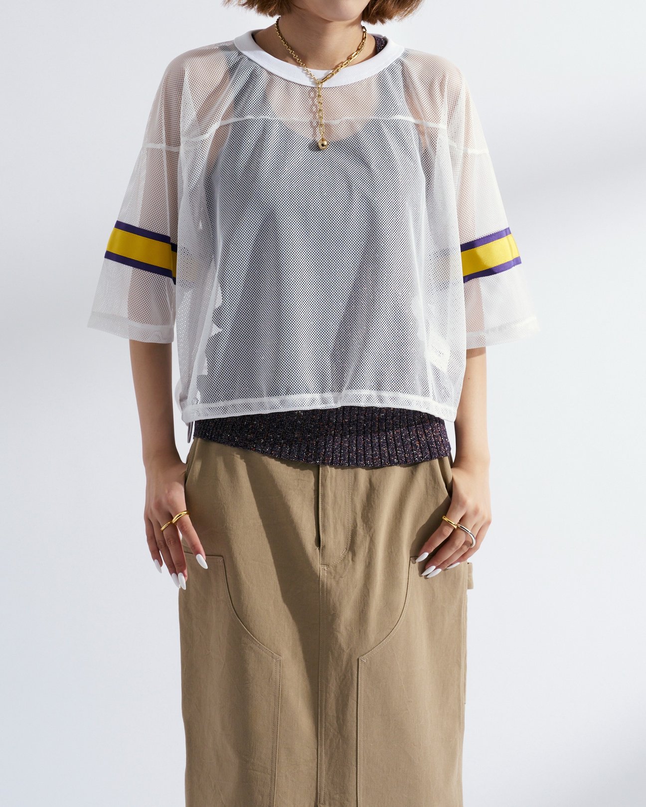 メッシュシャツを着たモデル
