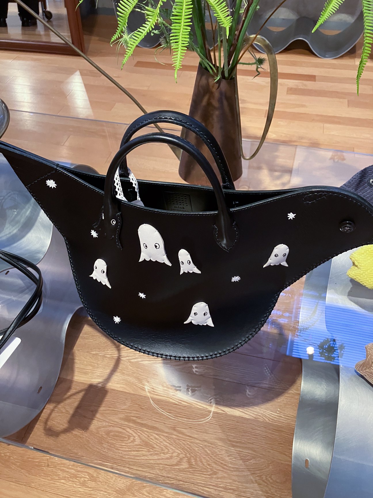 トロールモチーフのバッグ