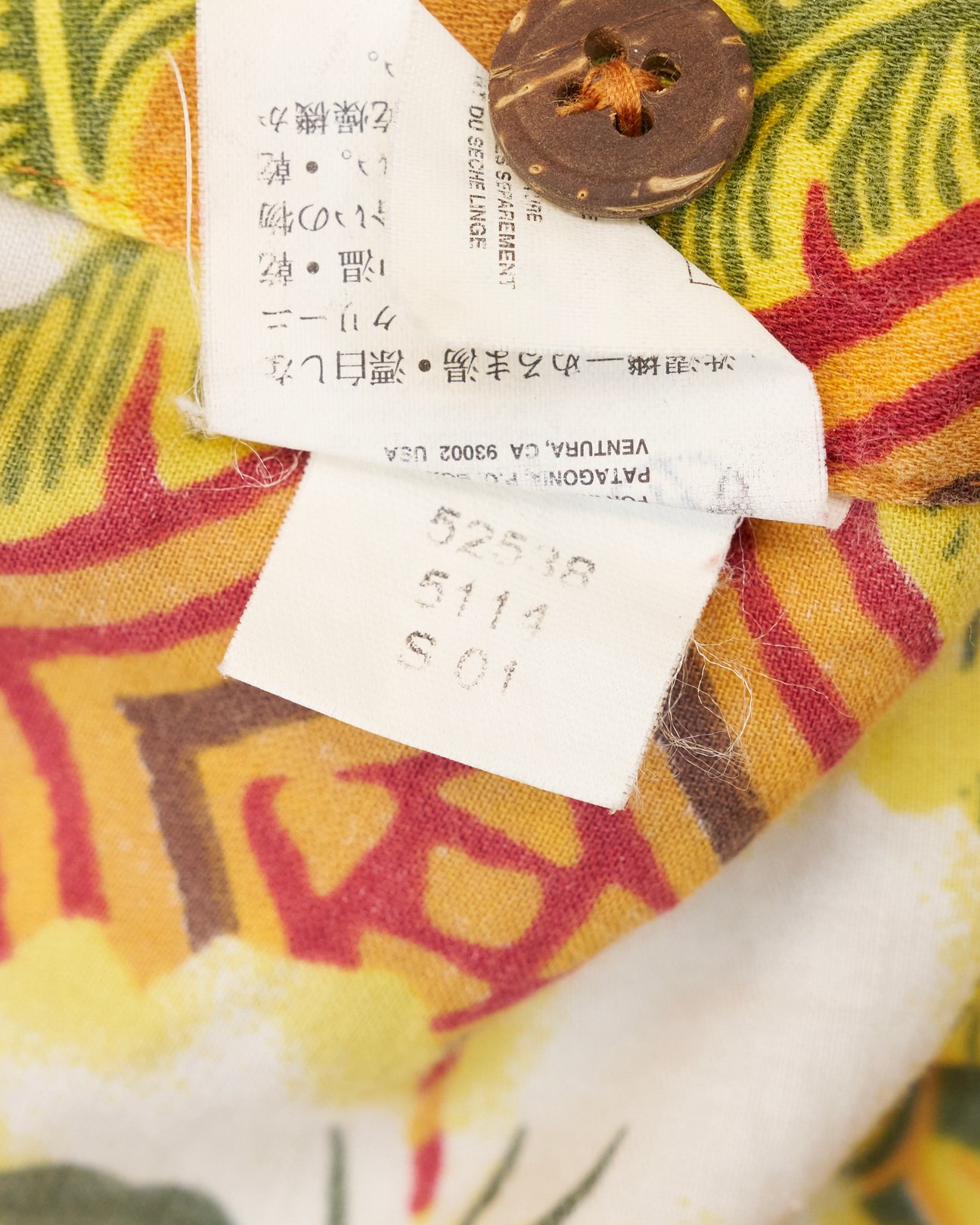 黒タグが付いているパタゴニアの「パタロハ」の内タグ