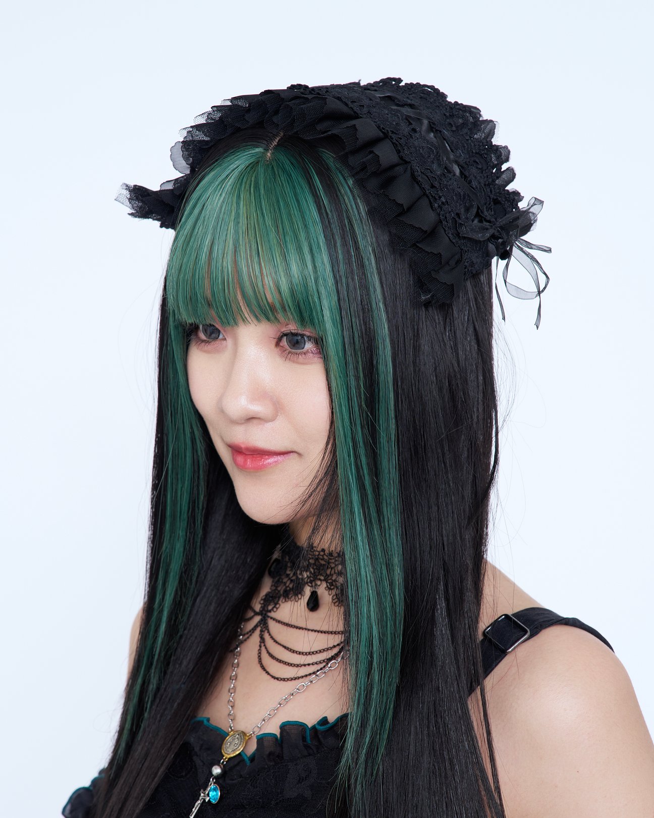 ヘッドドレスをつけた女性