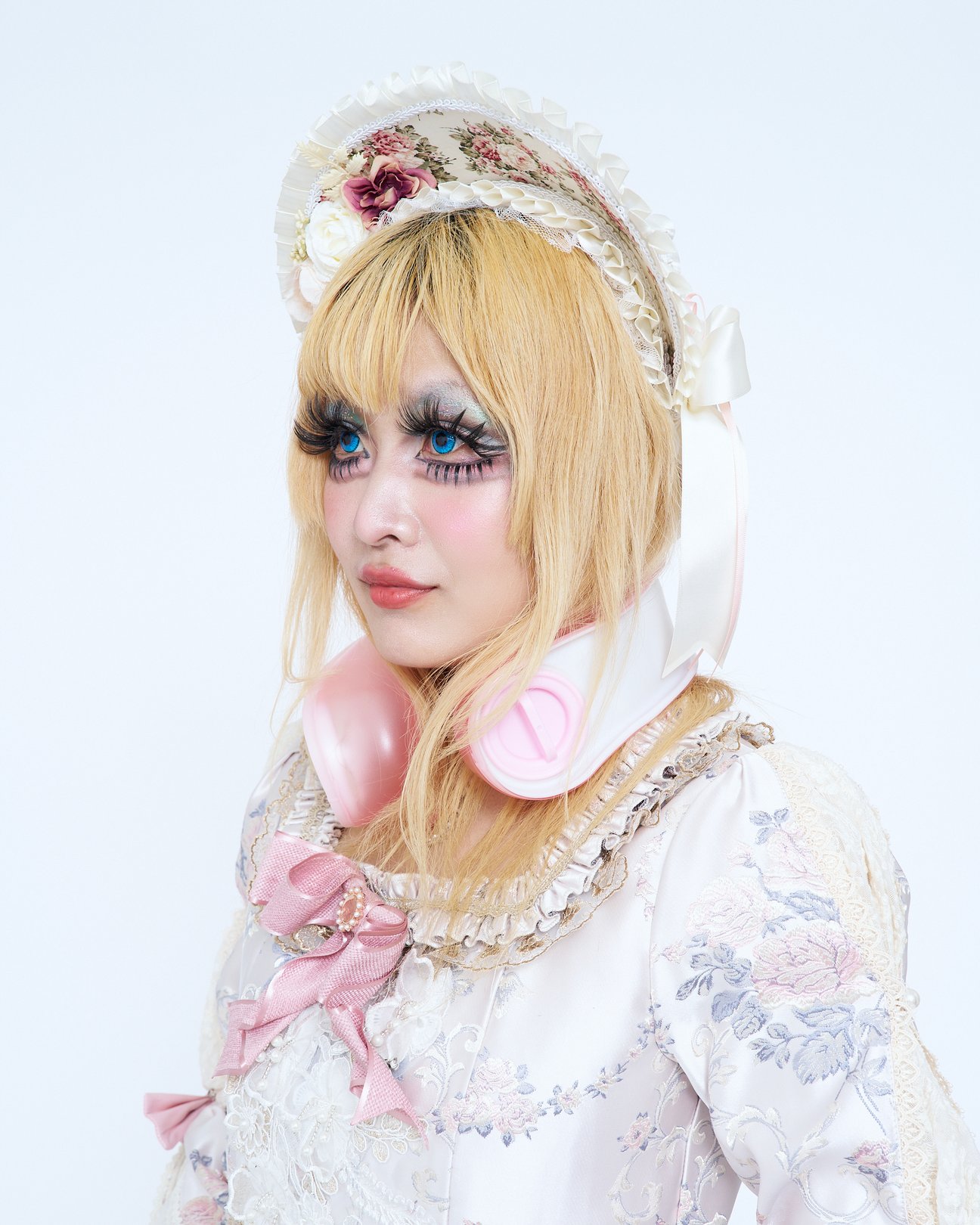 ロリータファッションの女性