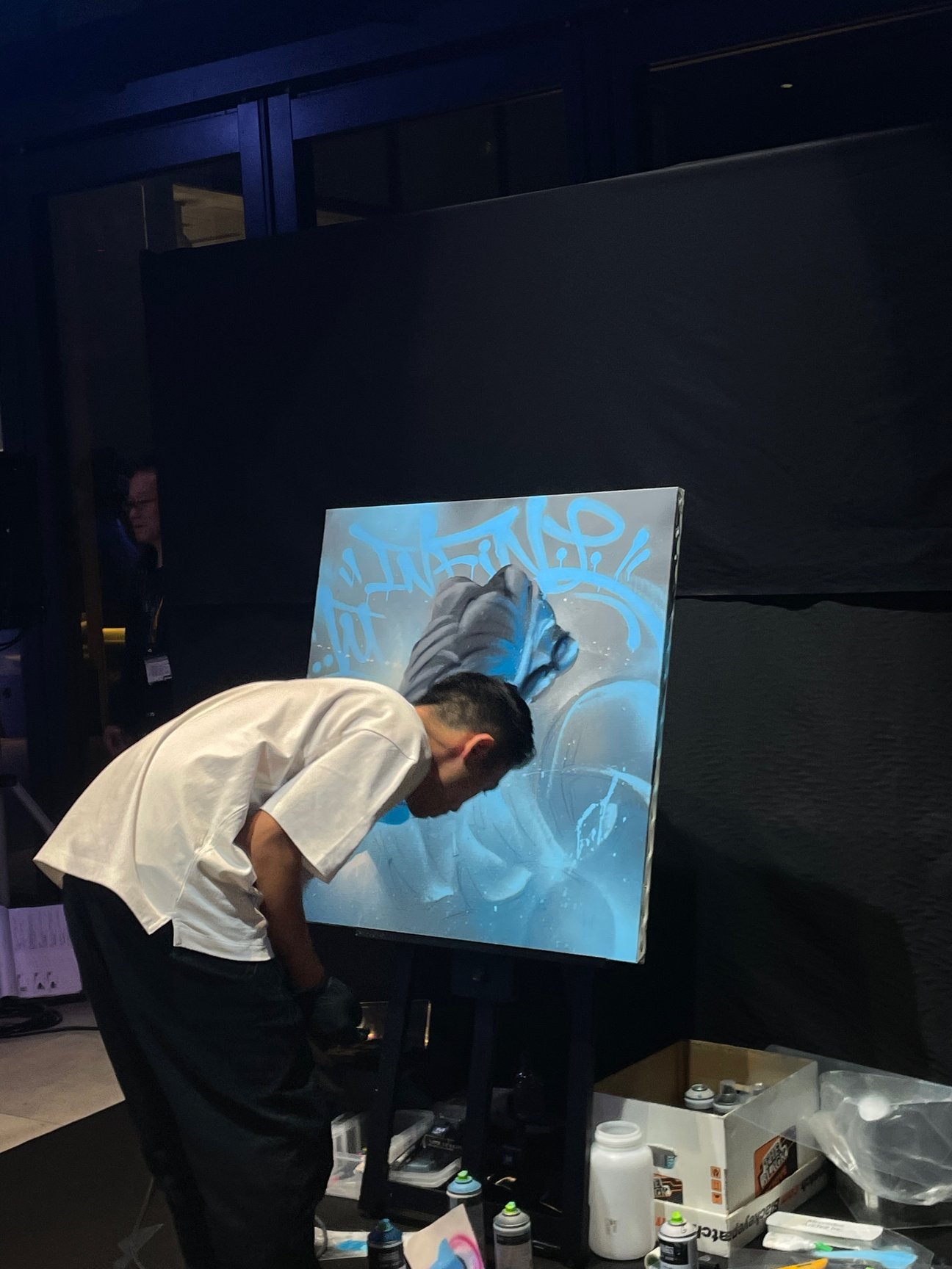 絵を描く男性