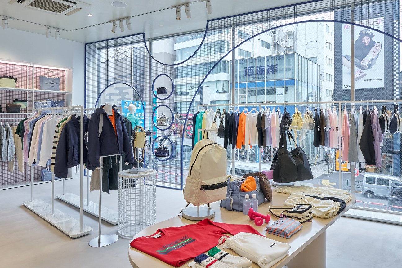 レスポートサック表参道店の店内