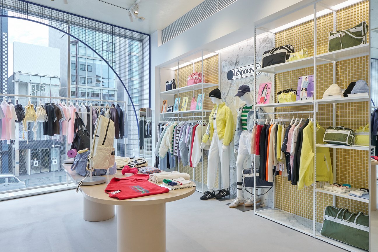 レスポートサック表参道店の店内