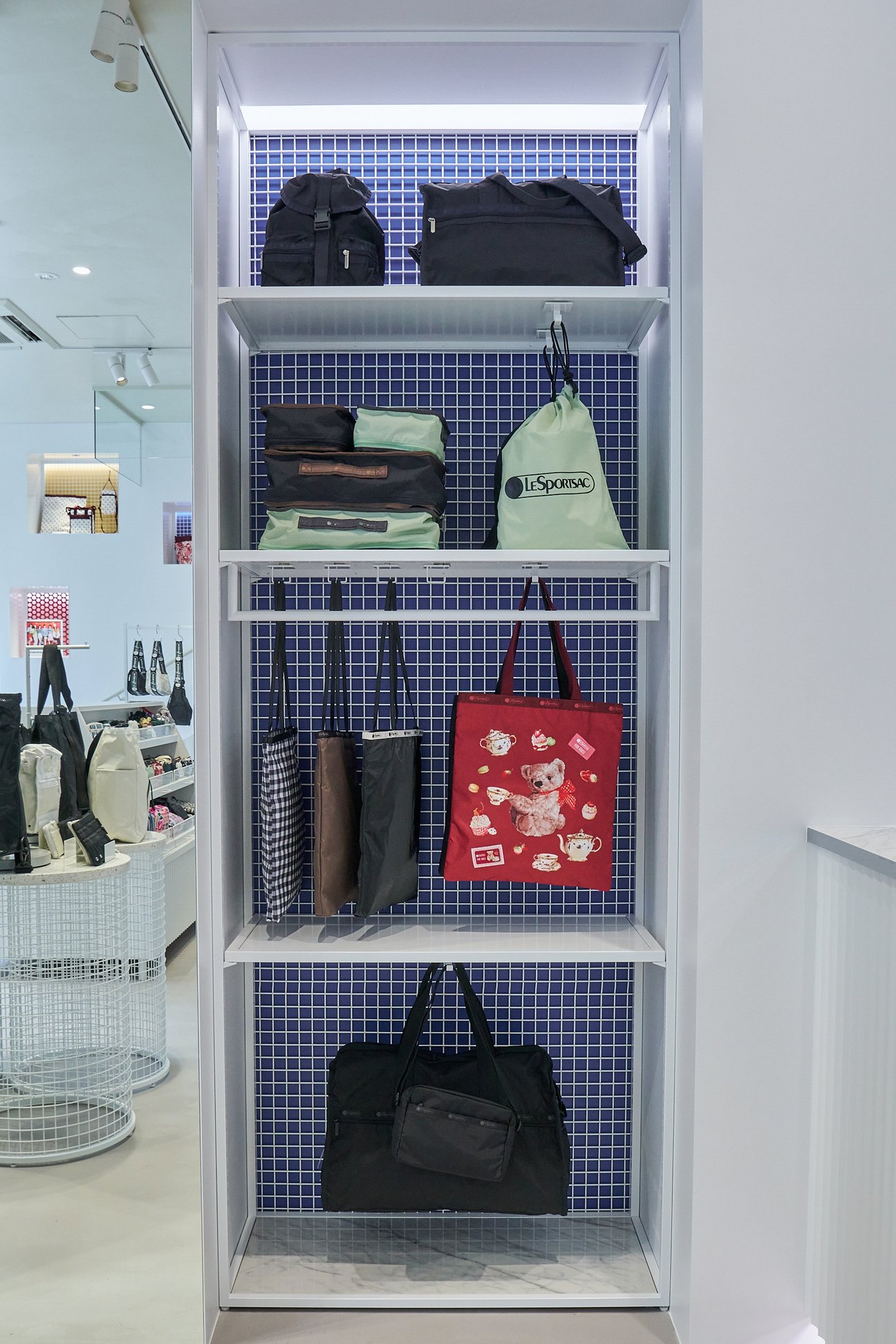 レスポートサック表参道店の店内