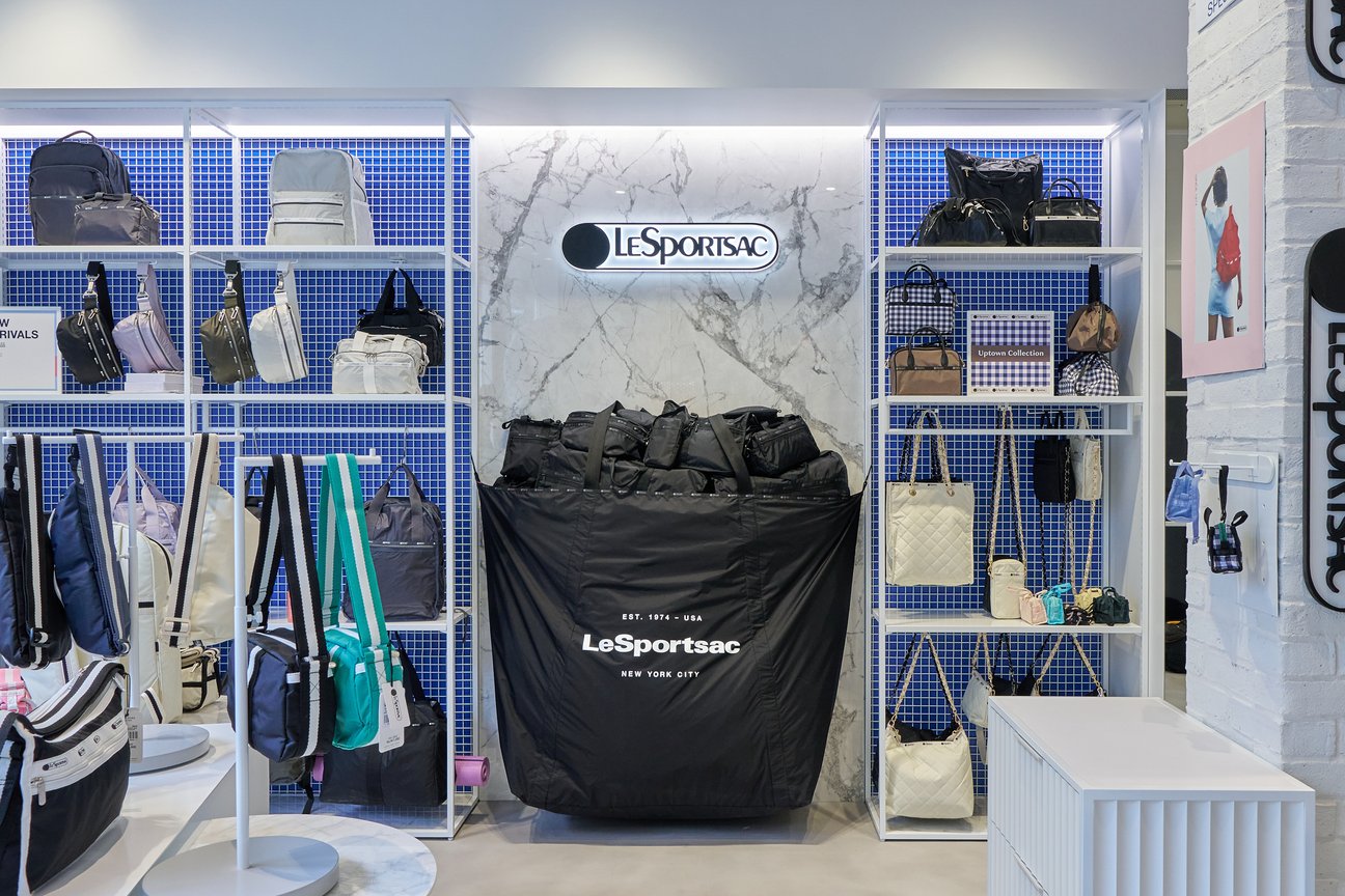 レスポートサック表参道店の店内