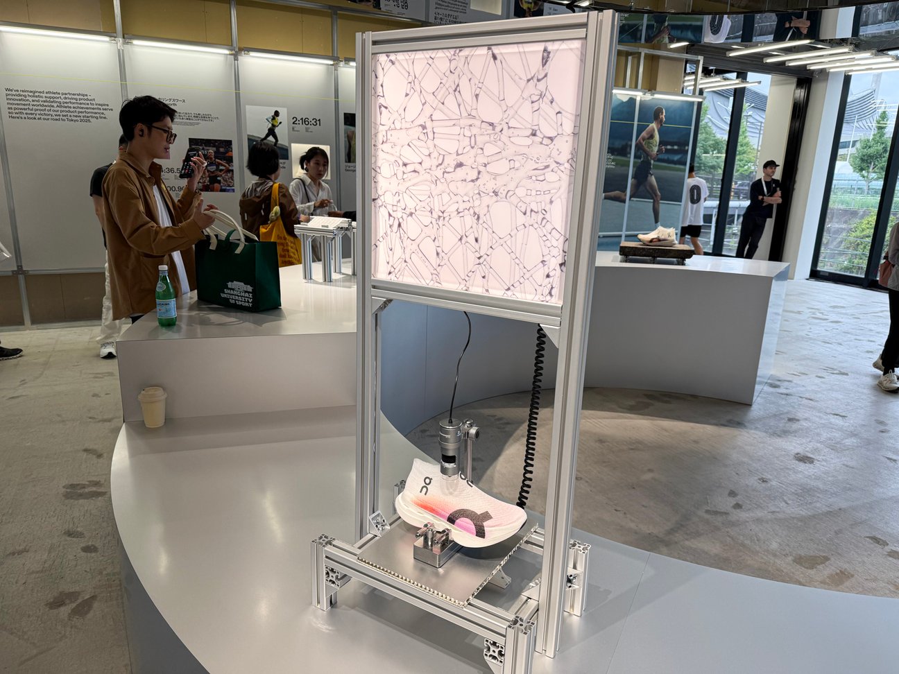 白いランニングシューズを顕微鏡で見た画面