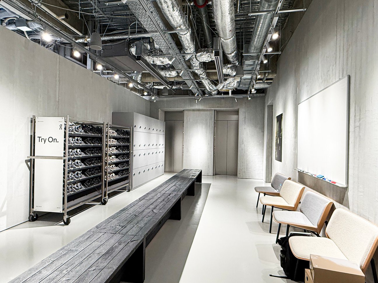 オン フラッグシップストア 東京銀座の店内