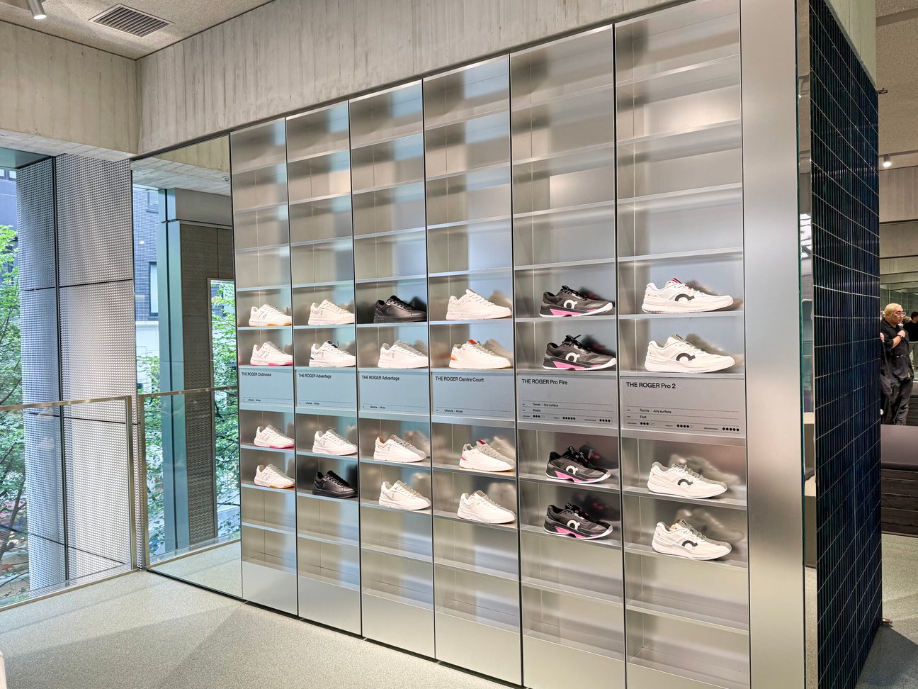 オン フラッグシップストア 東京銀座の店内