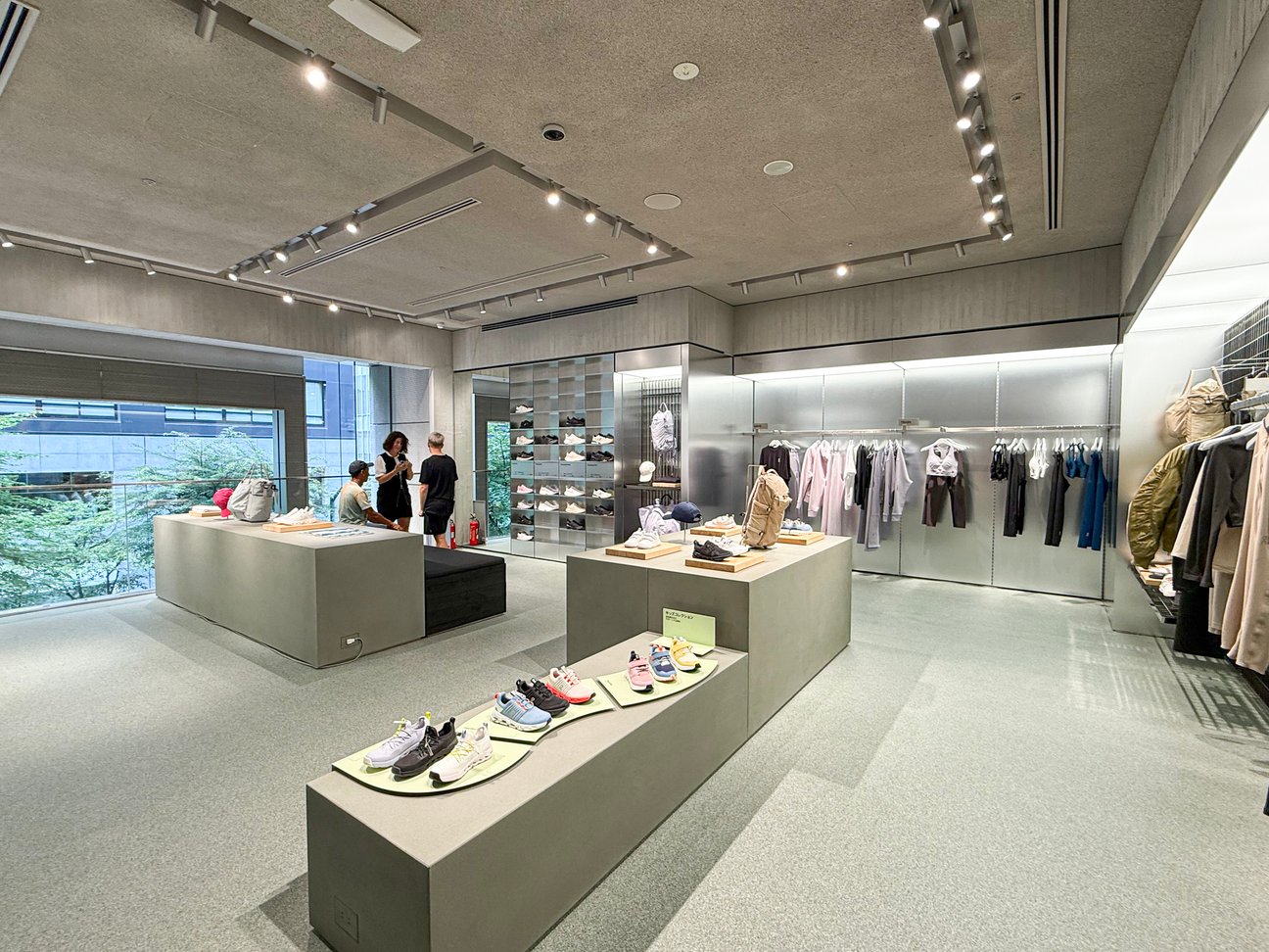 オン フラッグシップストア 東京銀座の店内