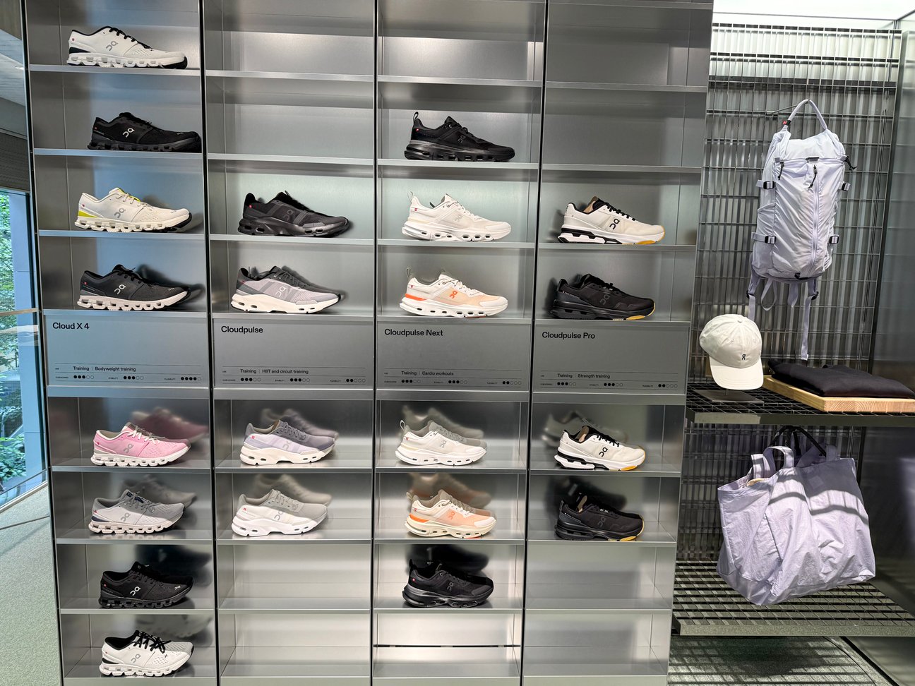 オン フラッグシップストア 東京銀座の店内