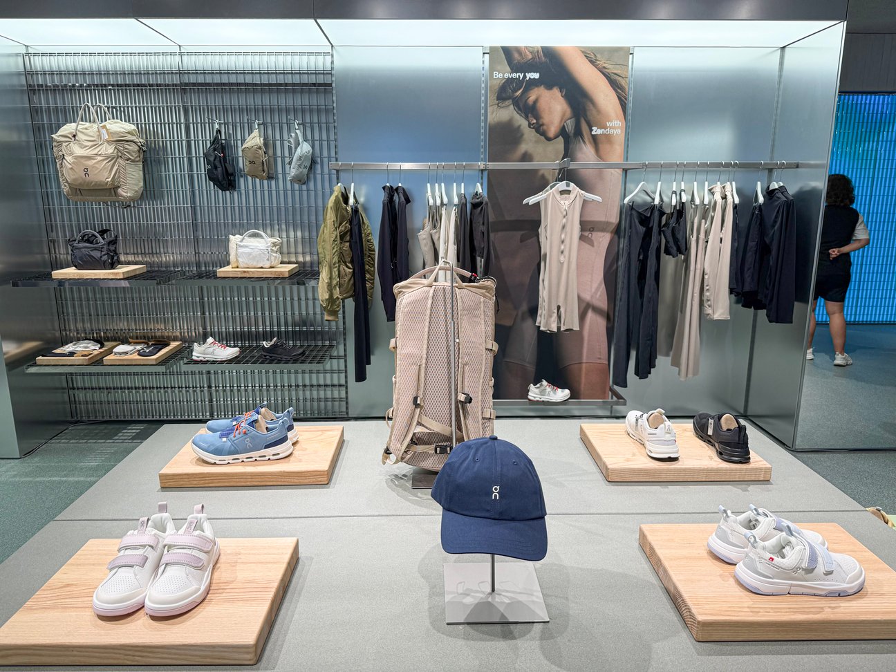 オン フラッグシップストア 東京銀座の店内
