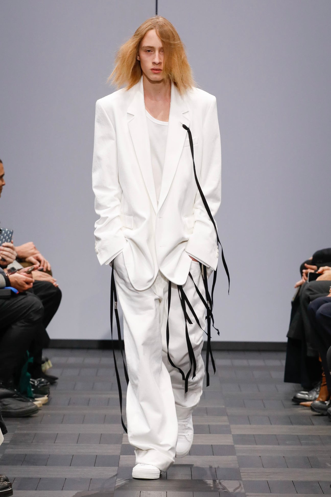 「ANN DEMEULEMEESTER」2022年春夏コレクション