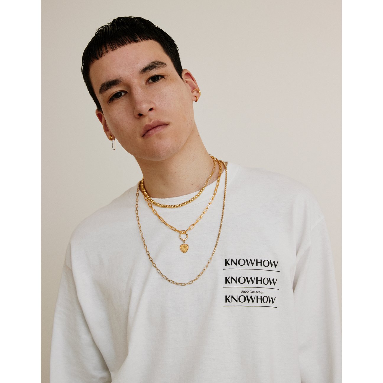 白いTシャツを着た男性