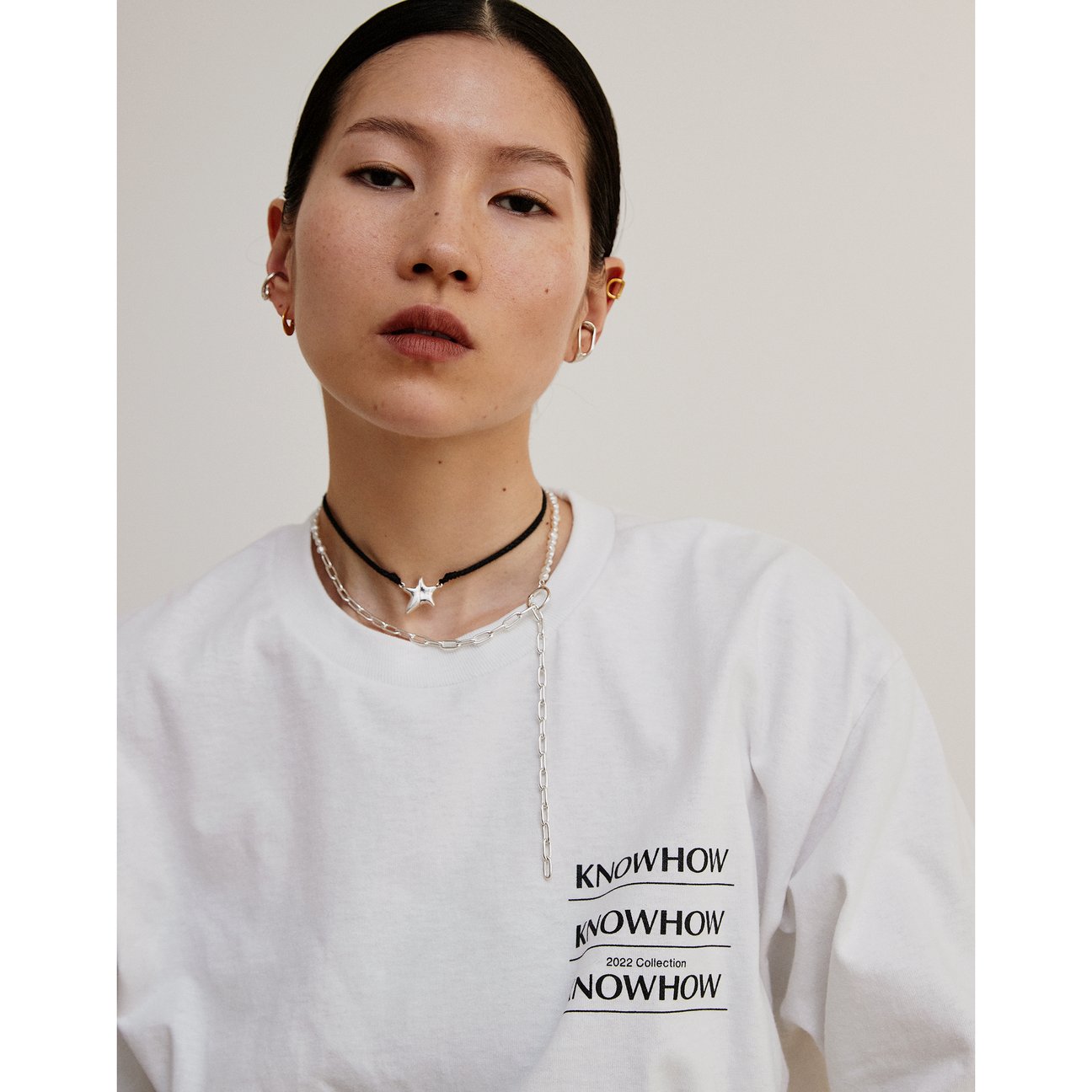 白いTシャツをきた女性