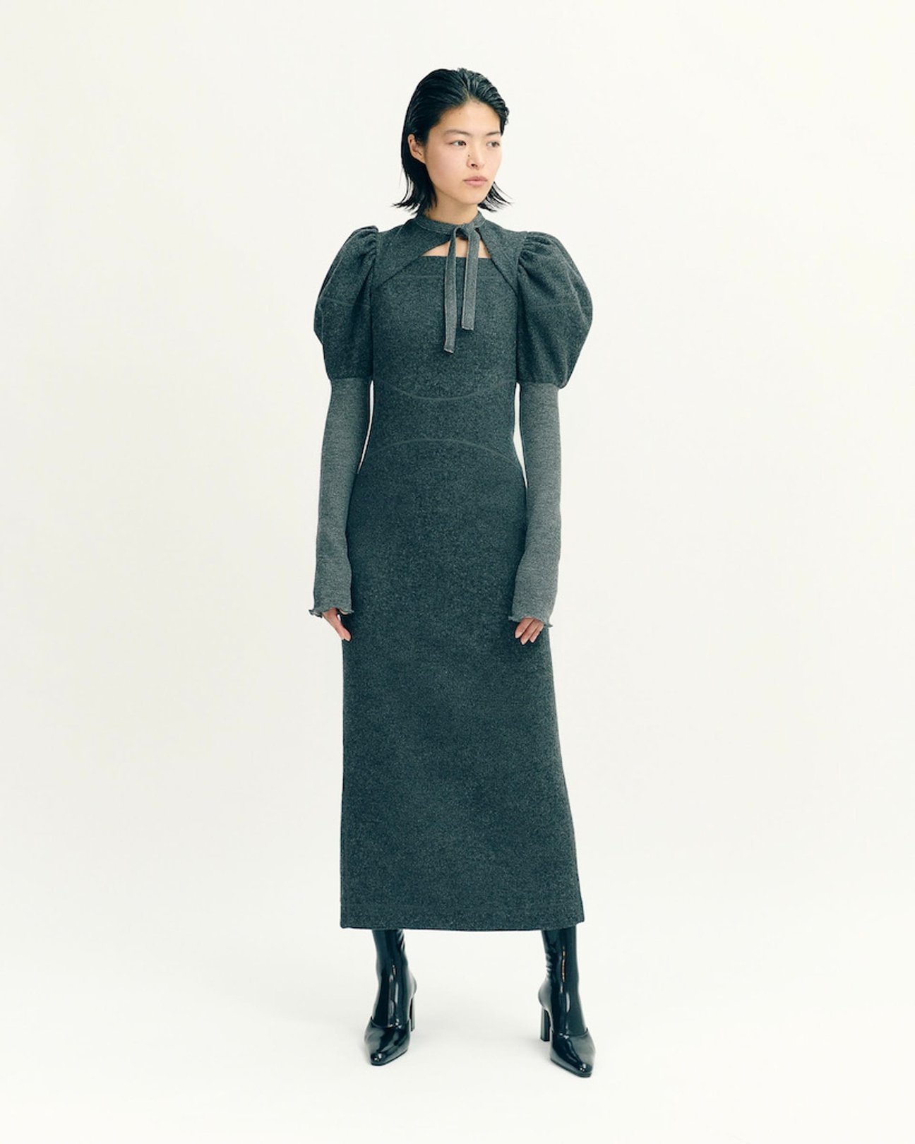 緑のワンピースを纏う女性モデル