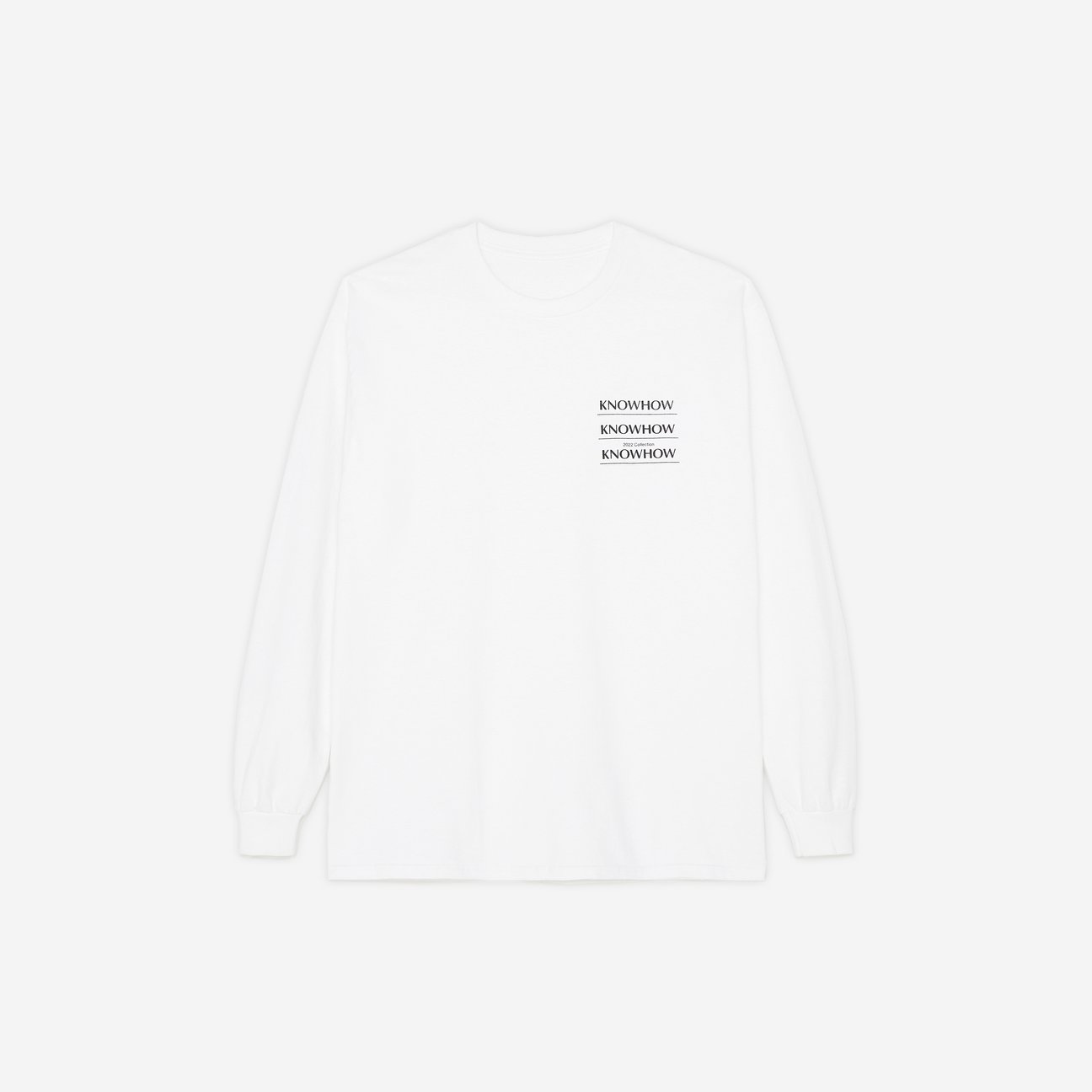 ロゴが入った白いTシャツ