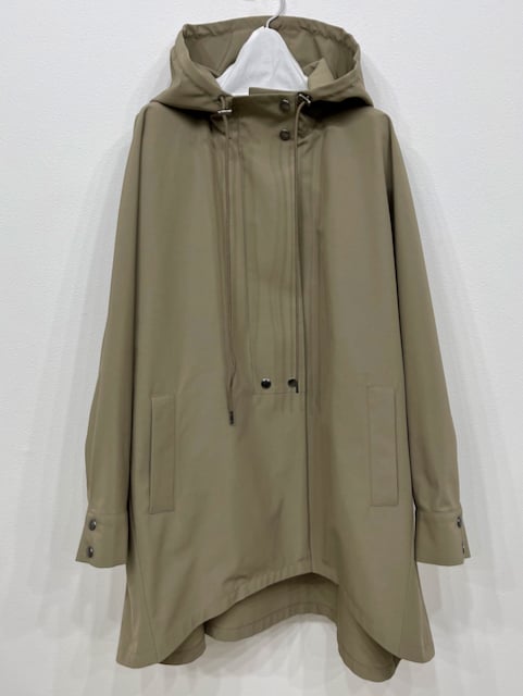 ベージュのアノラック