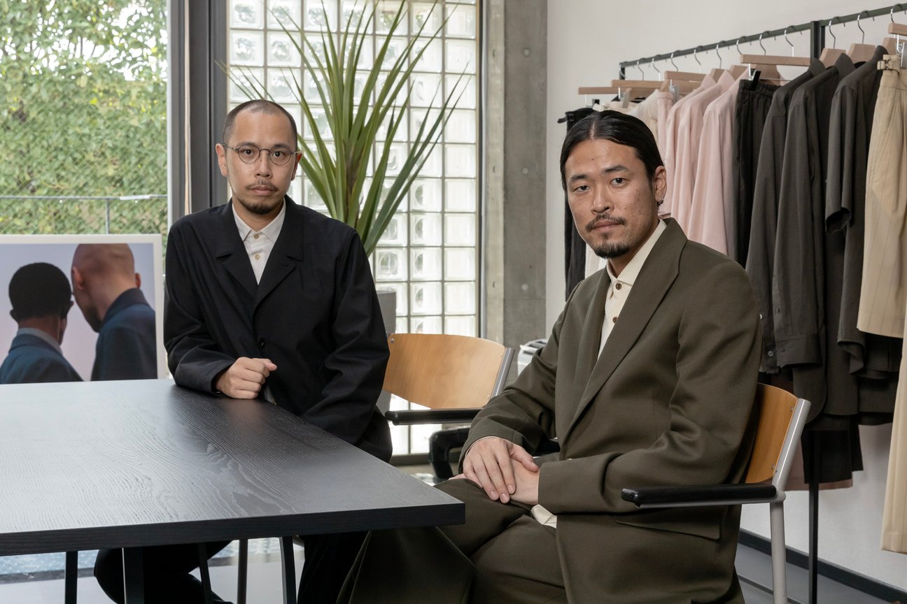椅子に座るデザイナー2名