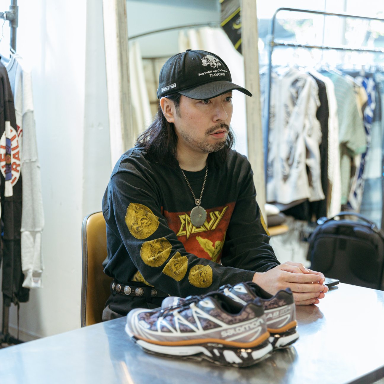 靴を説明する男性モデル