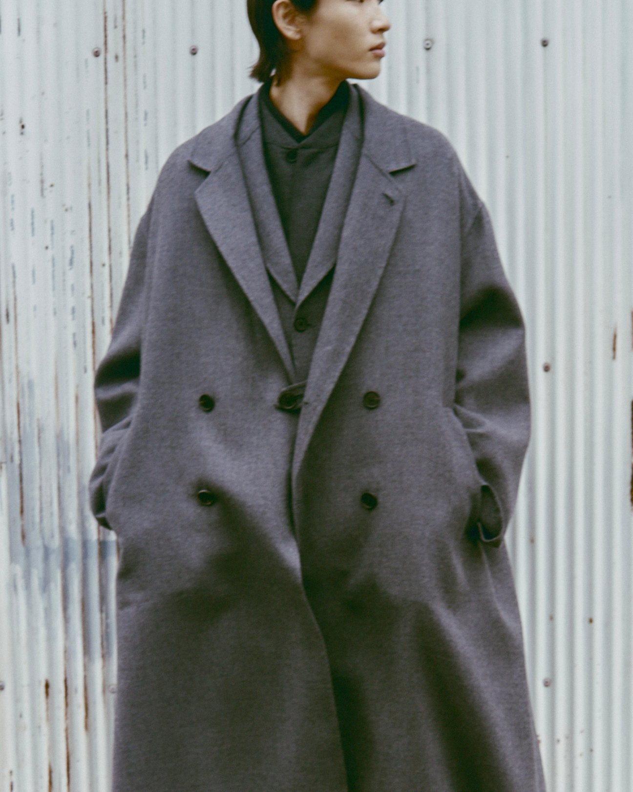 ノノットの洋服を着た男性モデル
