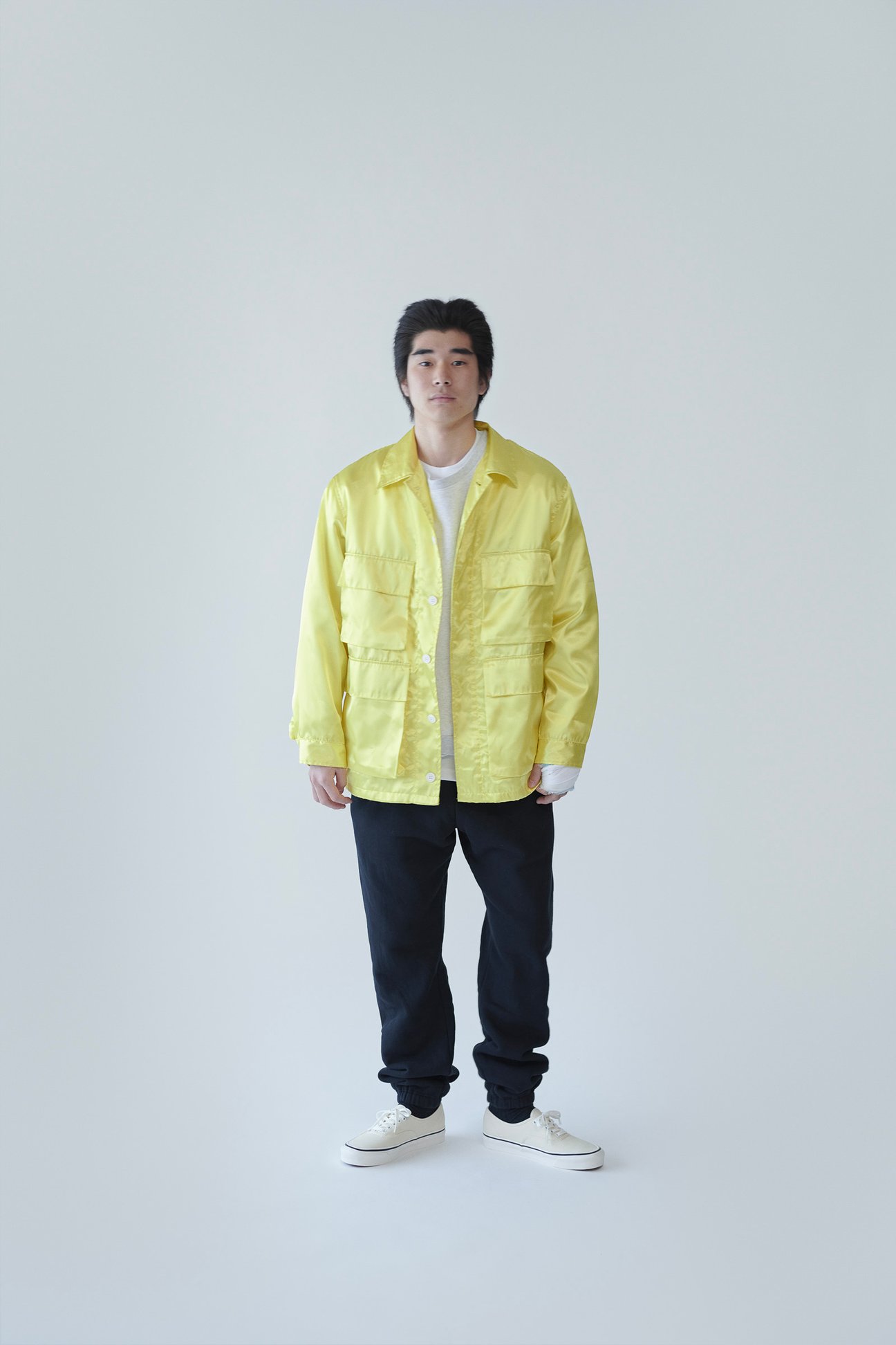黄色いジャケットを着用した男性モデル