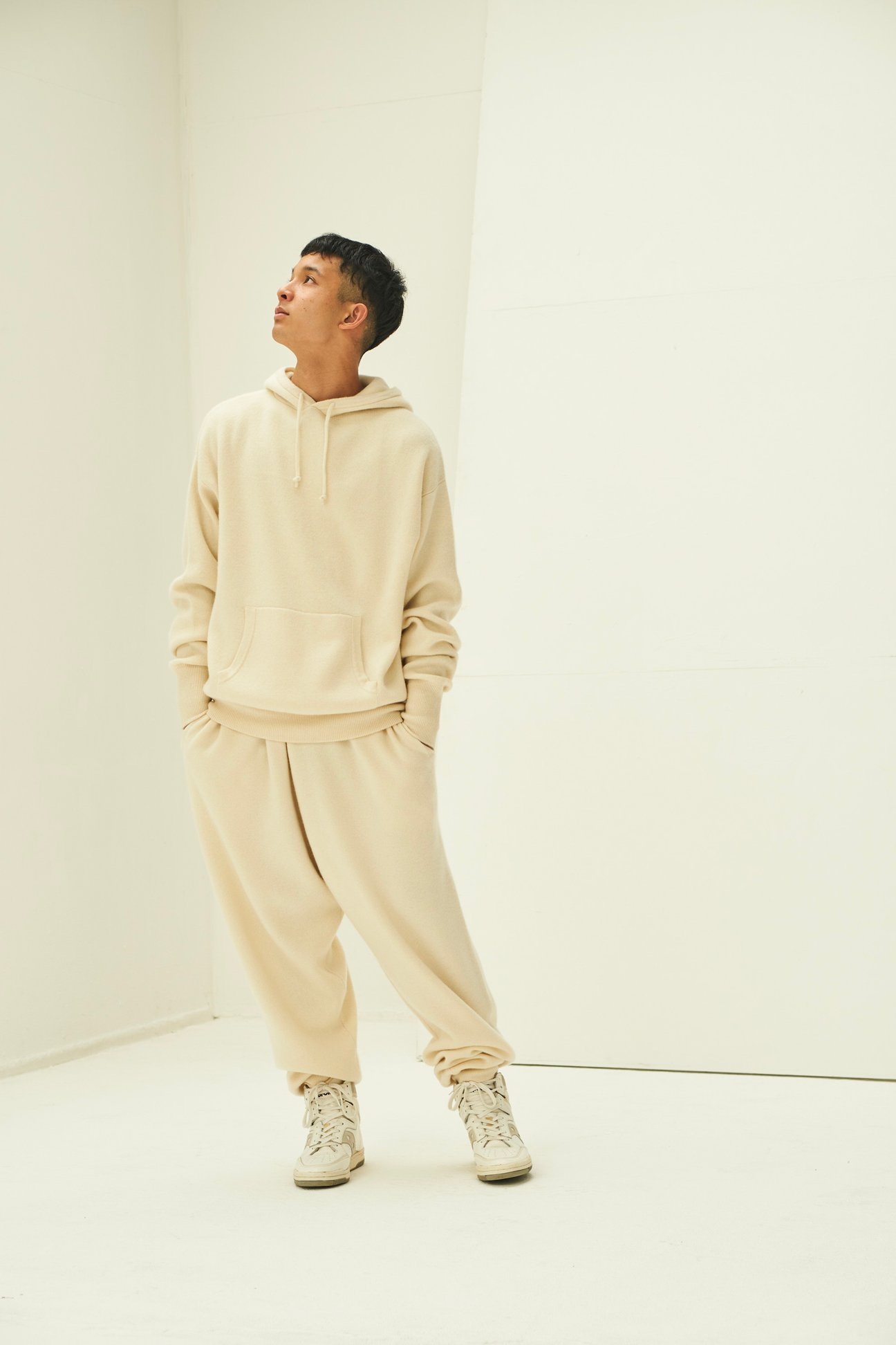 カシミヤのスウェットセットアップを着用した男性モデル