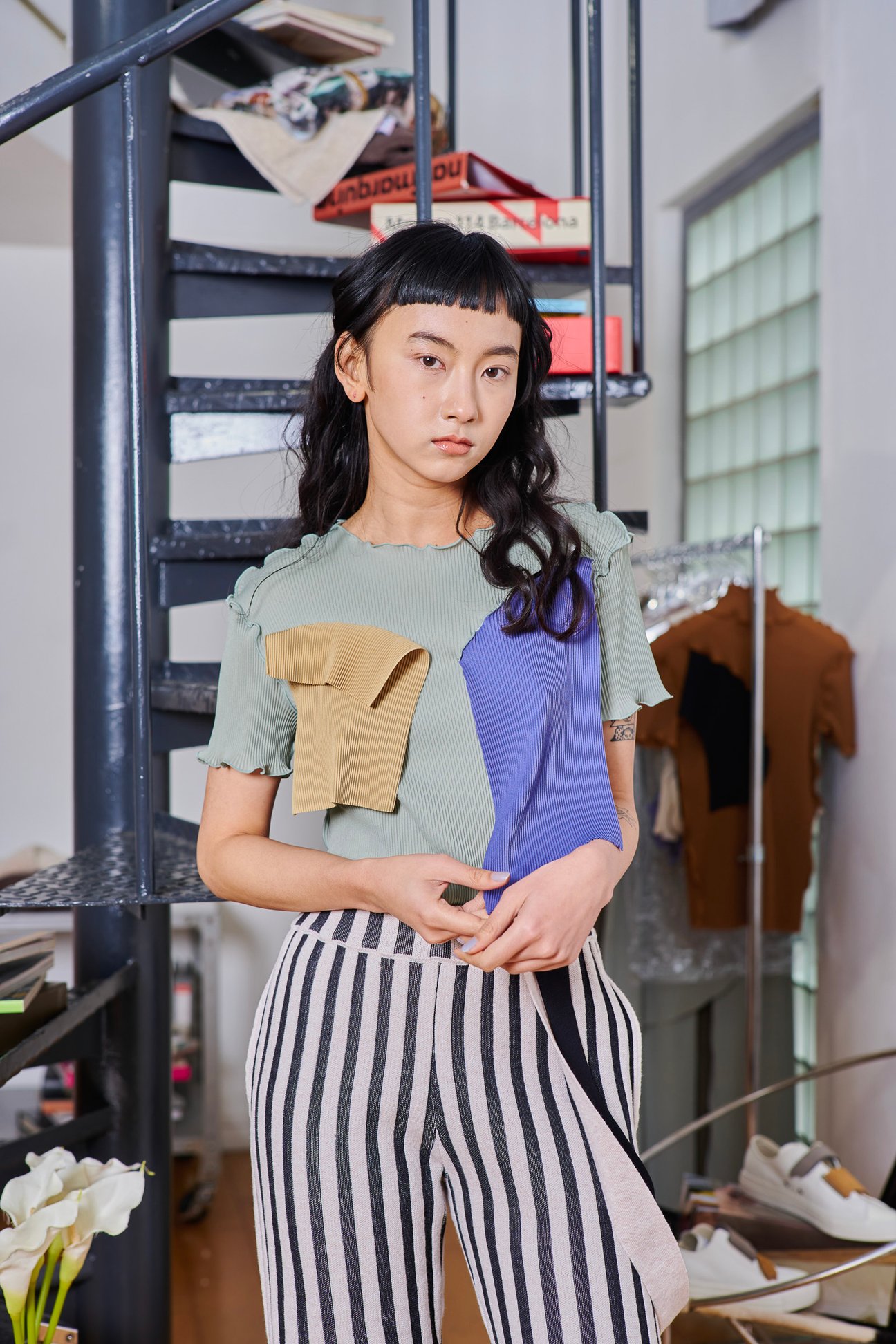 ニットパンツを着用した女性モデル