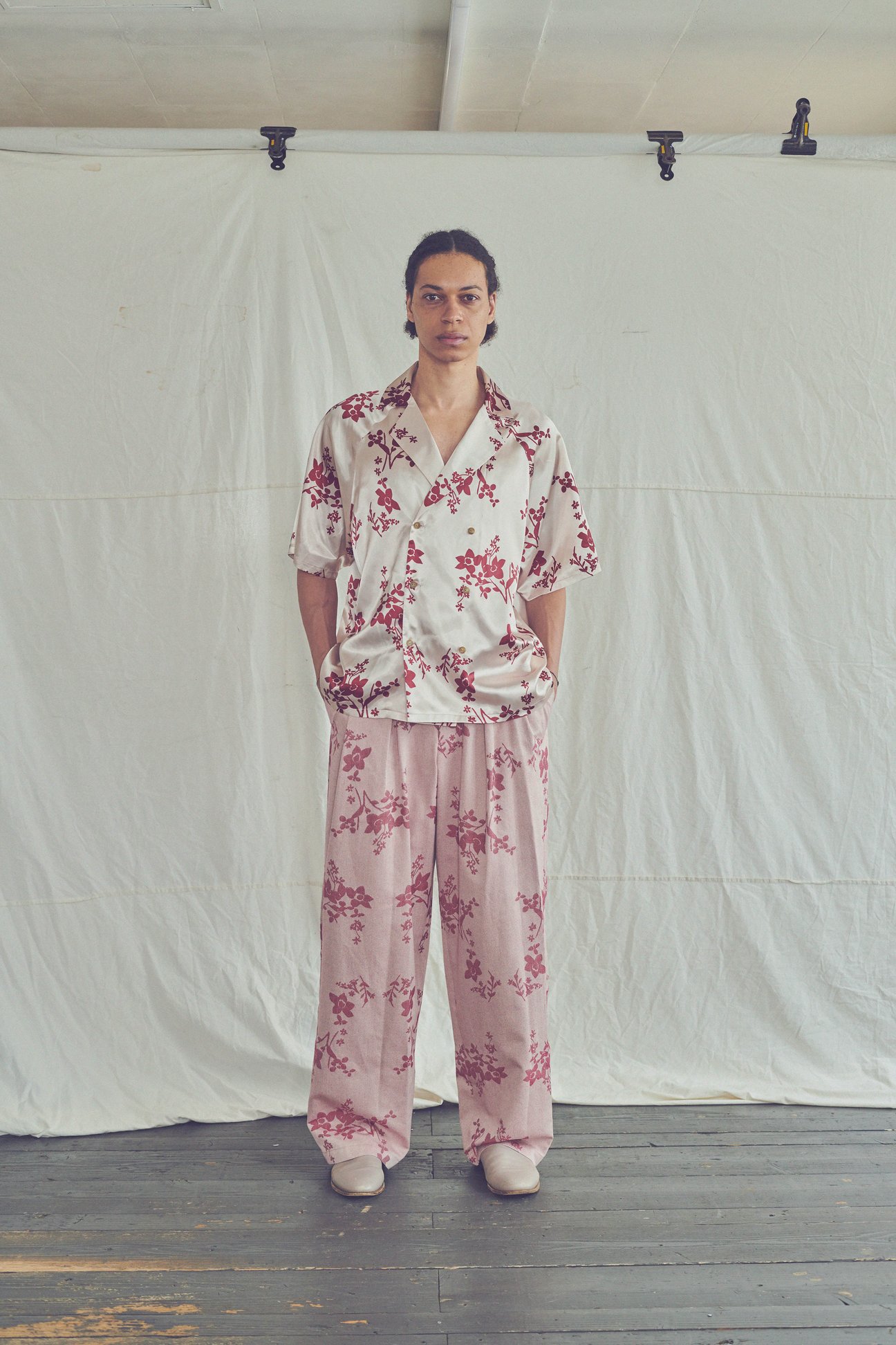 ミオズモーキーの花柄シャツを着用した男性モデル