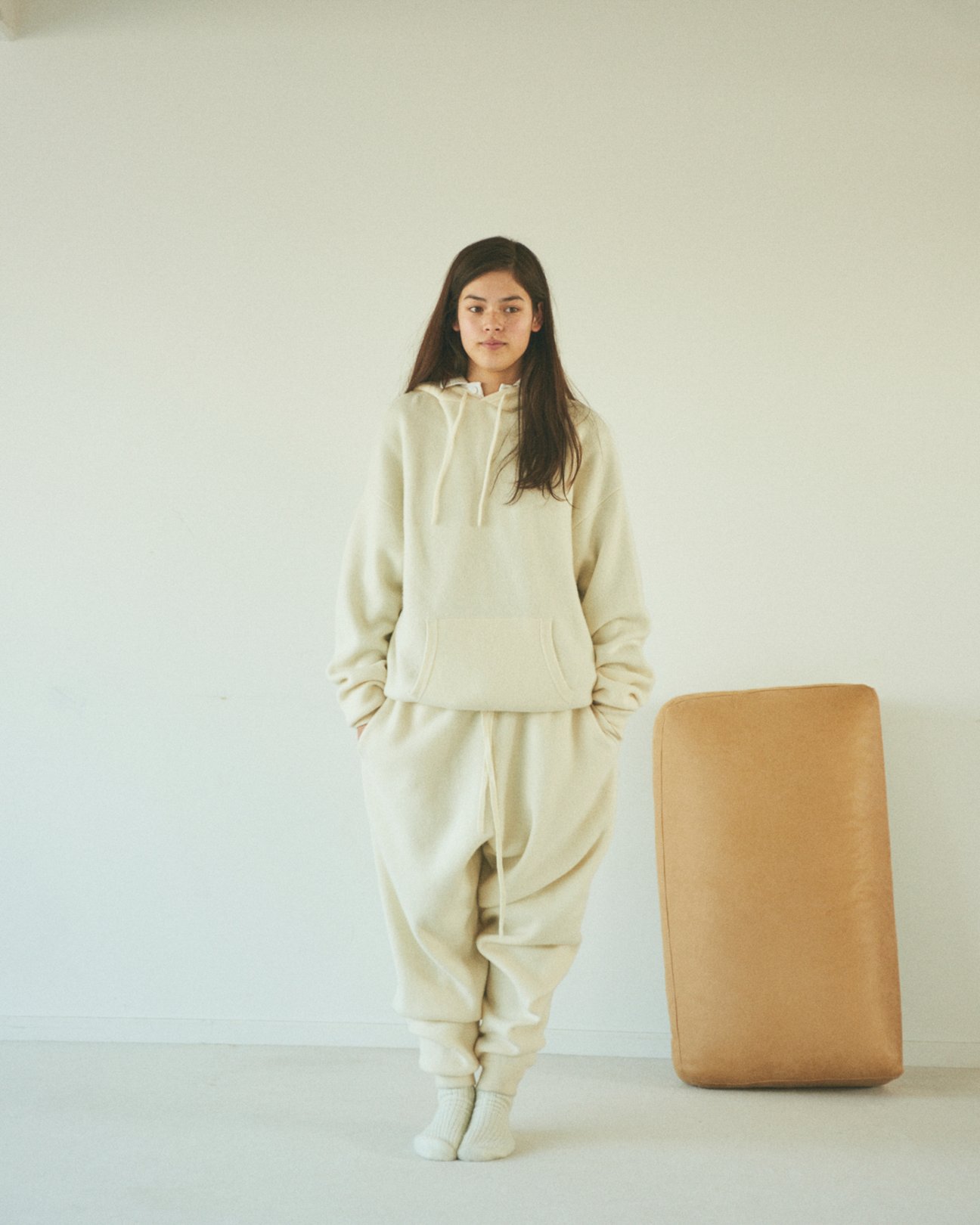 カシミヤのスウェットセットアップを着用した女性モデル