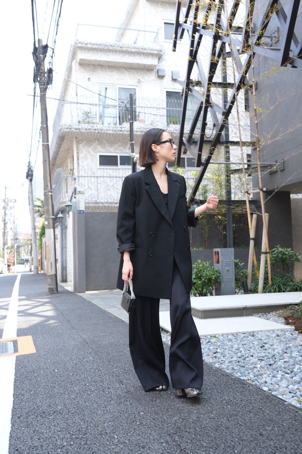 ブラックのセットアップを着た女性