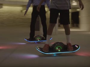 セグウェイ風の電動スケボー「Hoverboard」開発