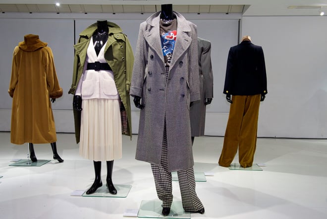 エキシヴィジョン「Mon YVES SAINT LAURENT」で展示された2種類のウェア