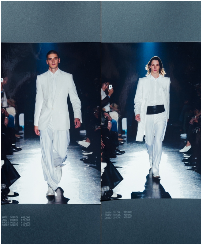 白のスーツを着用してランウェイをウォーキングする2人の男性モデル