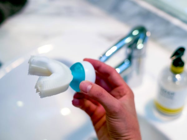 たった10秒で歯磨きができる、全自動電動歯ブラシ「Amabrush」開発