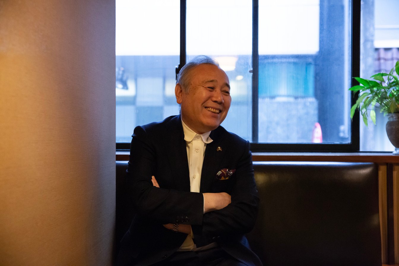 銀座の「炭火焙煎珈琲・凛」でインタビューを受ける太田伸之