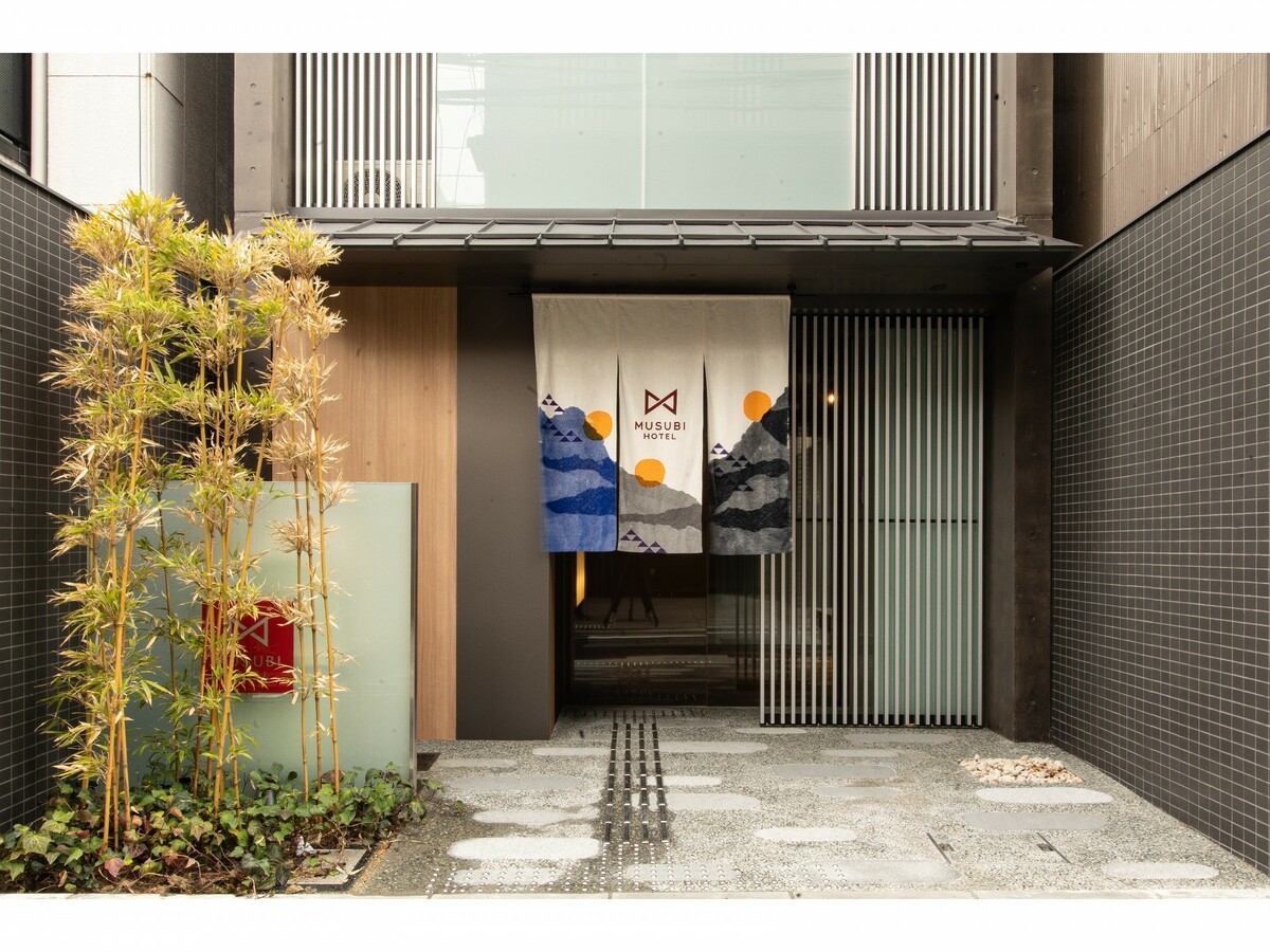 京都の「ムスビホテル 京都四条大宮」の入り口