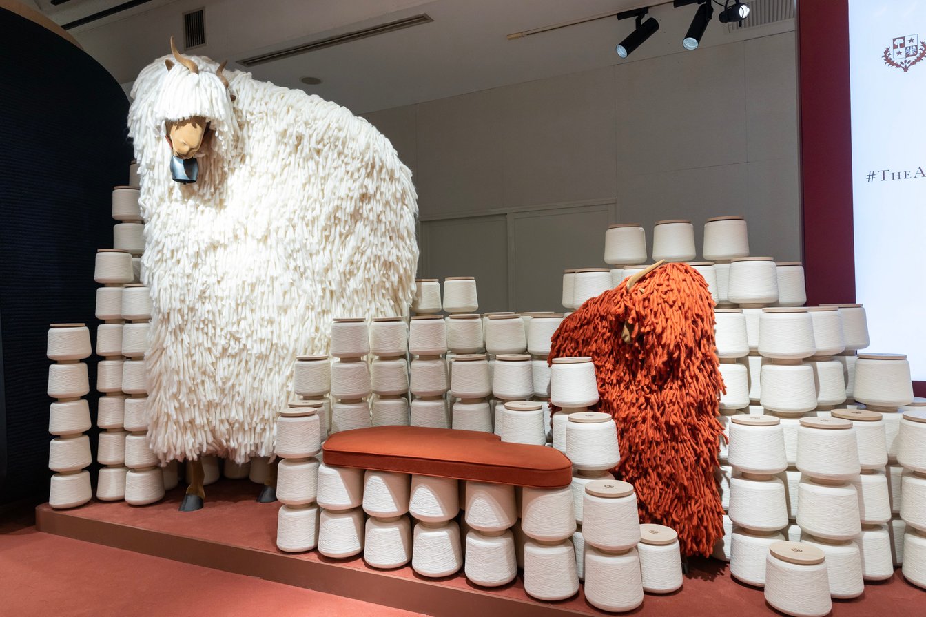 ロロ・ピアーナ」の巨大な山羊が伊勢丹新宿店に、カシミヤの