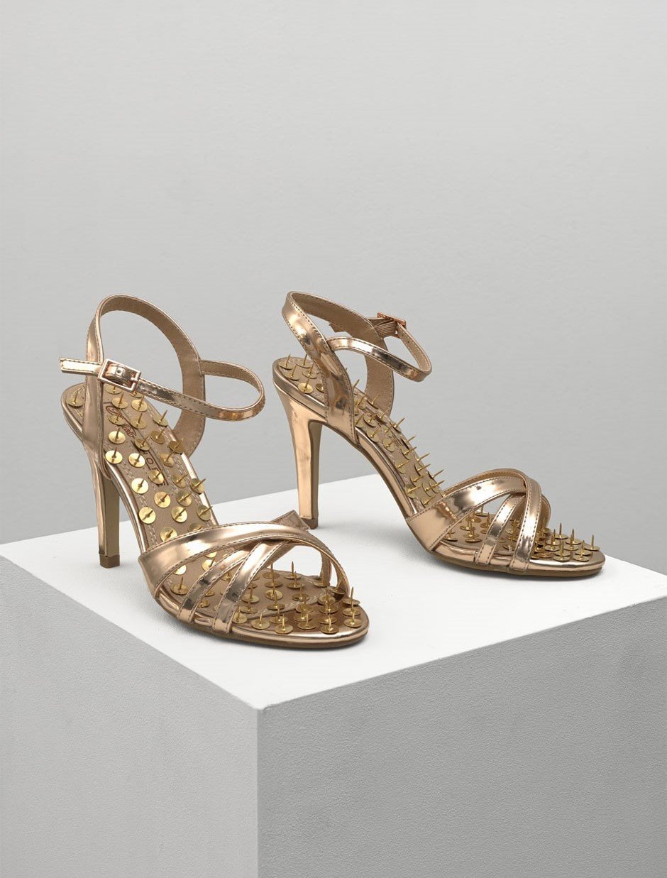 Hans-Peter Feldmann, Untitled, Gold coloured shoes and pins, 45 x 45 cm (17 3/4 x 17 3/4 in.) ©Hans-Peter Feldmann