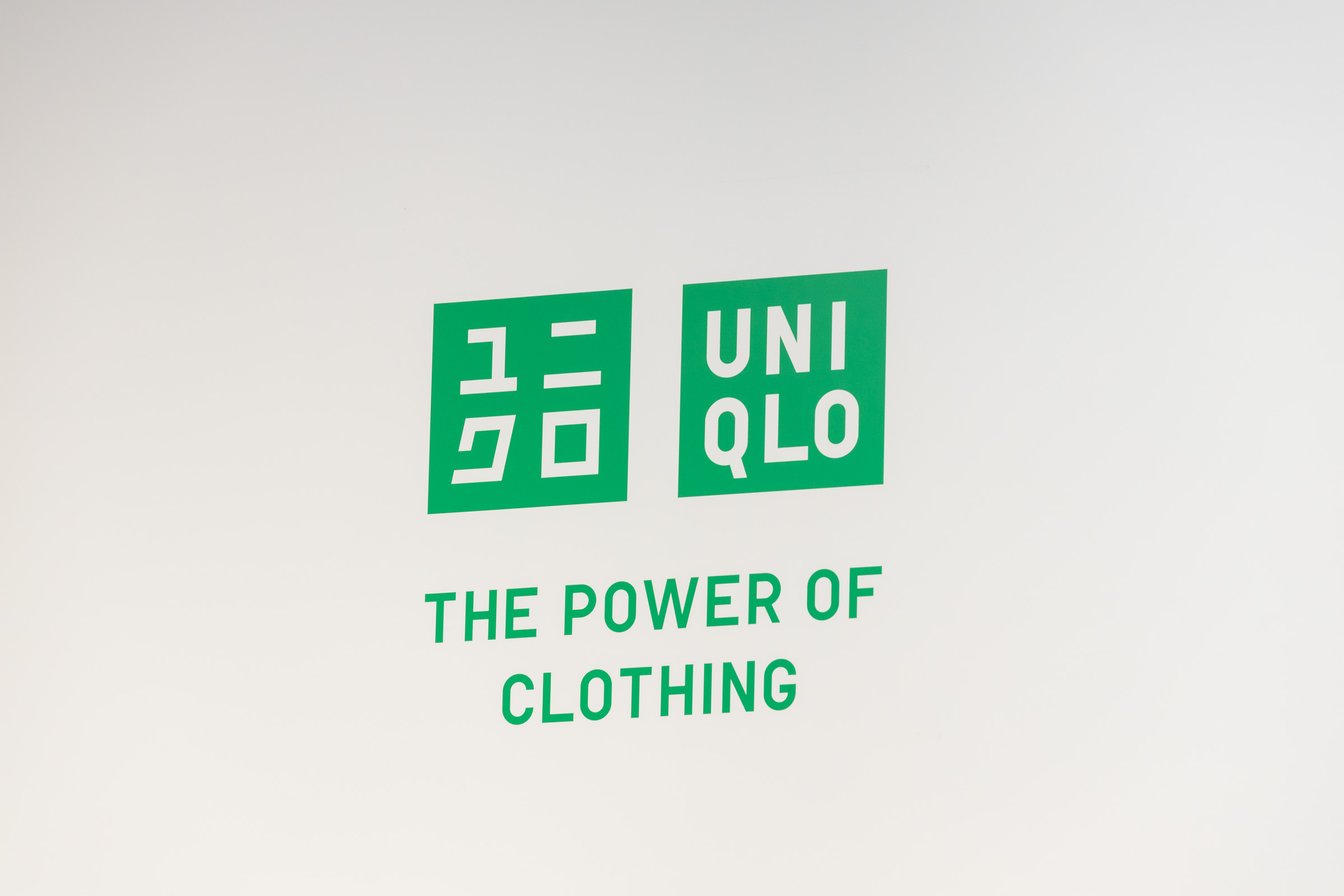 緑 ロゴ ユニクロ
