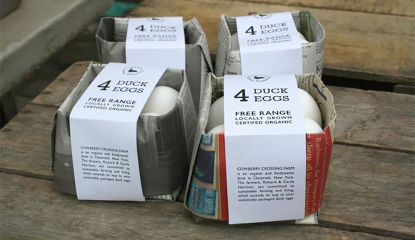 古い新聞を再利用した卵のパッケージ