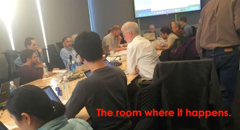 絵文字の承認をディスカッションする委員会の様子