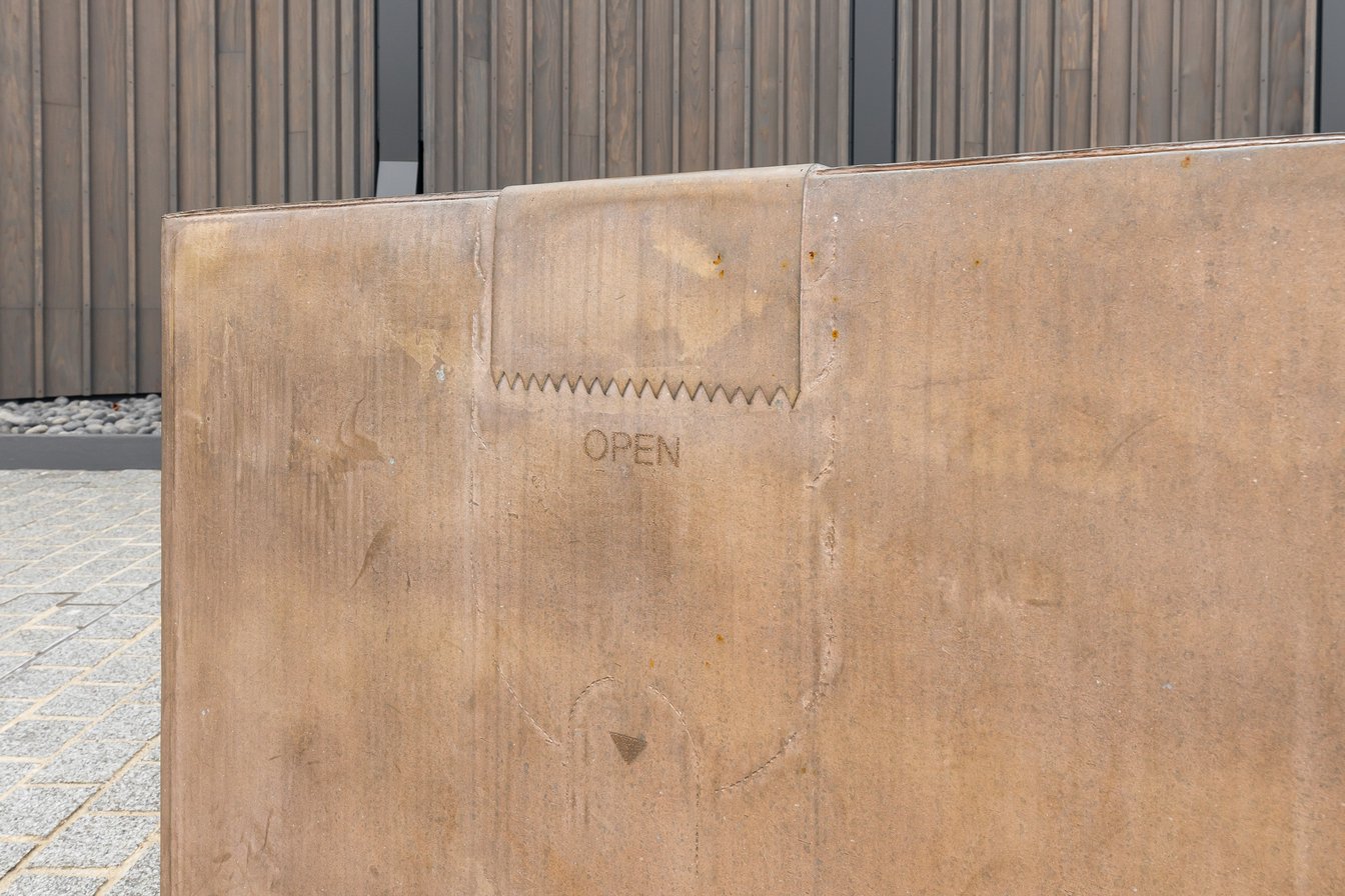 ZOZO箱 ガムテープのようなモチーフも